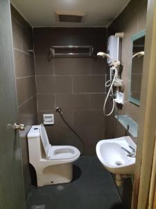 um banheiro com vaso sanitário e pia em J Hotel Bukit Bintang em Kuala Lumpur mais 13 fotografias