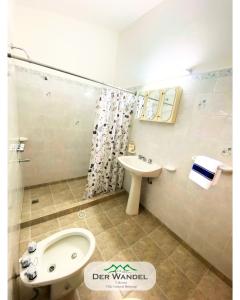 La salle de bains est pourvue d'un lavabo, de toilettes et d'un bidet. dans l'établissement Casa Der Wandel, à Villa General Belgrano