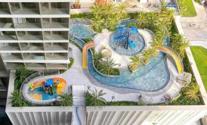 Bazén v ubytování The Song Premium Apartment nebo v jeho okolí