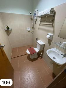 Ένα μπάνιο στο Ezzyhome Taman Molek +1 φωτογραφίες