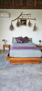 un dormitorio con una cama en una habitación en Villas Boutique Antheia, en La Orilla 14 fotos más