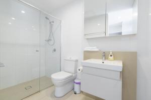 un bagno con wc, lavandino e doccia di Luxury Newly Furnished 2BR Apartment in Barton - Hosted by Canstay a Barton Altre 33 foto