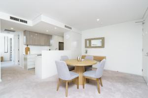 una cucina e una sala da pranzo con tavolo e sedie in legno di Luxury Newly Furnished 2BR Apartment in Barton - Hosted by Canstay a Barton