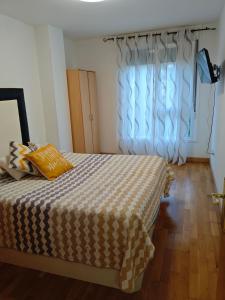 ein Schlafzimmer mit einem Bett und einem Fenster in der Unterkunft Solares Style vistas al Río Miera in Solares