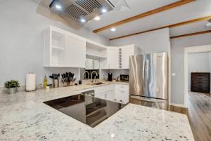 Kuchyň nebo kuchyňský kout v ubytování Downtown Action Work Play and Relax Stay