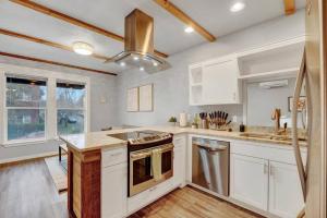 Kuchyň nebo kuchyňský kout v ubytování Downtown Action Work Play and Relax Stay + 8 fotografií