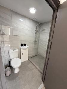 Koupelna v ubytování Charming studio flat in HA8, 6 mins walk to Edgware station