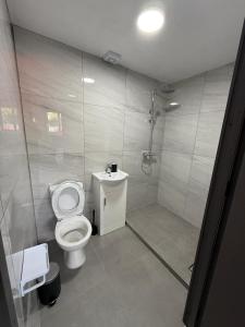 Koupelna v ubytování Charming studio flat in HA8, 6 mins walk to Edgware station