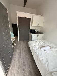 Postel nebo postele na pokoji v ubytování Charming studio flat in HA8, 6 mins walk to Edgware station