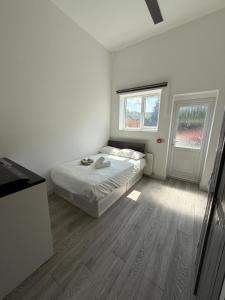 Postel nebo postele na pokoji v ubytování Charming studio flat in HA8, 6 mins walk to Edgware station