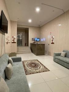 een woonkamer met een bank en een tv bij كيان الين البديع in Abha