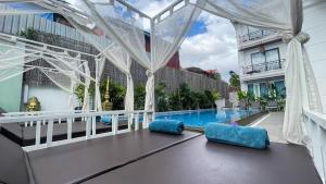 Una vista de la piscina desde el balcón de un edificio. en The Center Point, en Siem Reap