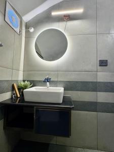 KappilにあるMaadathil Cottages & Beach Resortの洗面台と鏡のあるバスルーム +51枚の写真