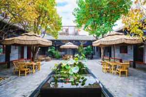Κήπος έξω από το Hotel Cote Cour Deductive Beijing - Quadrangle close to Tiananmen Square & Forbidden City & Nanluoguxiang, Walk to Wangfujing, English speaking, Free WiFi, Free Laundry, Free Wonton & Noodles with Tour ticket service, Free selfies with ancient costume