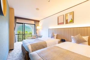 Una habitación de hotel con dos camas y balcón. en TAOYA Hakone, en Hakone 9 fotos más