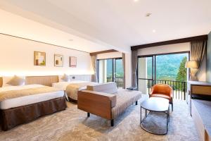 Una habitación de hotel con dos camas y balcón. en TAOYA Hakone, en Hakone
