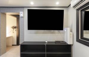 Μια τηλεόραση ή/και κέντρο ψυχαγωγίας στο Social Stay