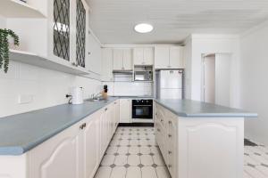 Køkken eller tekøkken på Regency Court - Unit 15 - Beachfront Unit