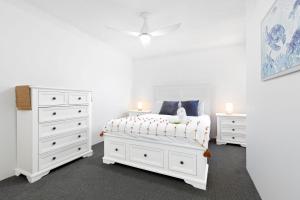 En eller flere senge i et værelse på Regency Court - Unit 15 - Beachfront Unit