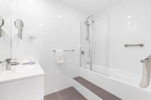 Et badeværelse på Regency Court - Unit 15 - Beachfront Unit