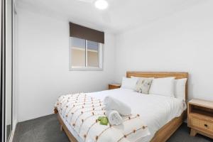 En eller flere senge i et værelse på Regency Court - Unit 15 - Beachfront Unit