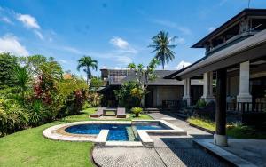 een achtertuin met een zwembad en een huis bij Tranquility 3 Bed villa in saba with garden view in Saba