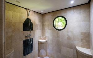 een badkamer met een douche en een raam bij Tranquility 3 Bed villa in saba with garden view in Saba +31 foto's