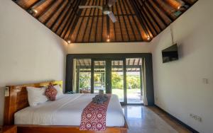 een slaapkamer met een bed in een kamer met een plafond bij Tranquility 3 Bed villa in saba with garden view in Saba