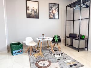 a dining room with a table and chairs on a rug at WILD&COZY Ferienhaus mit luxuriöser Küche & Garage in Blankenburg