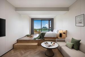 TV a/nebo společenská místnost v ubytování Wyndham Garden Hotel Liuzhou Five-Star Commercial Street Musical Fountain Branch