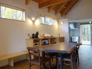 Η κουζίνα ή μικρή κουζίνα στο Rinrei terrace 一棟貸切 シングルルーム6部屋 各部屋トイレ シャワー付