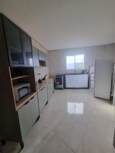 een keuken met witte kasten en een witte koelkast bij vacation home Bonito PE in Bonito