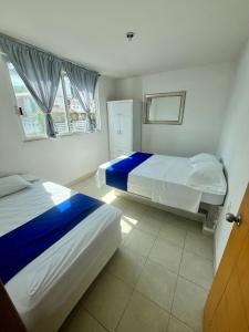 ein Schlafzimmer mit zwei Betten und einem Fenster in der Unterkunft Tequesquitengo Finca Flor de Loto in Jojutla de Juárez + 61 Fotos