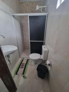 een kleine badkamer met toilet en wastafel bij vacation home Bonito PE in Bonito +7 foto's