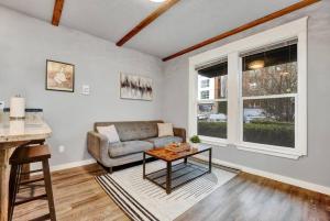 Posezení v ubytování Extended Stay Comfort with Fast WiFi Downtown