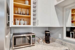 Kuchyň nebo kuchyňský kout v ubytování Extended Stay Comfort with Fast WiFi Downtown