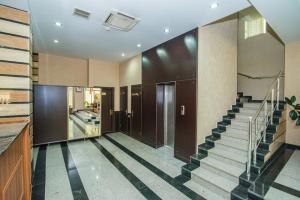 バクーにあるAEF Hotelの階段と階段があるロビー