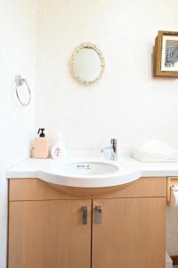 ein Badezimmer mit Waschbecken und Spiegel in der Unterkunft Japanese Light - Vacation STAY 00130v  + 47 Fotos