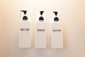 eine Gruppe von drei weißen Flaschen an einer Wand in der Unterkunft Japanese Light - Vacation STAY 00130v 