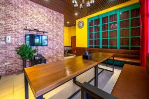 TV a/nebo společenská místnost v ubytování 宜蘭包棟民宿&品閣咖啡