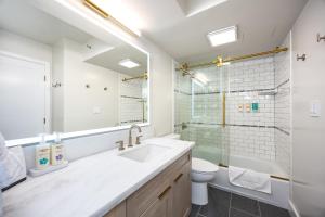 Vannituba majutusasutuses NEWLY Remodeled 19Fl Ocean Views, Steps to Beach!