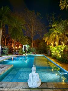 ein Schwimmbad in einem Resort in der Nacht in der Unterkunft Cabañas Parana Ranch in Ituzaingó