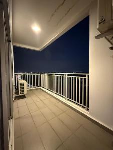 einen Balkon mit Meerblick in der Nacht in der Unterkunft New Cozy Comfort StayWithStyle Centra Residences at Dato ONN 3 BR 4 Bath Spacious in Johor Bahru