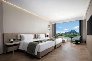 Postel nebo postele na pokoji v ubytování Wyndham Garden Hotel Liuzhou Five-Star Commercial Street Musical Fountain Branch