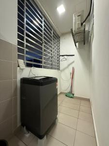 ein Badezimmer mit Toilette und Fenster in der Unterkunft New Cozy Comfort StayWithStyle Centra Residences at Dato ONN 3 BR 4 Bath Spacious in Johor Bahru