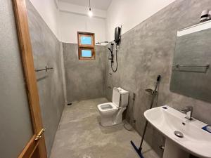 ein Badezimmer mit Toilette und Waschbecken in der Unterkunft Villa Tesh Hiriketiya in Dikwella