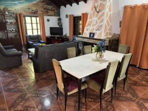 uma sala de estar com uma mesa e um sofá em El CHANFLE em Punta Del Diablo