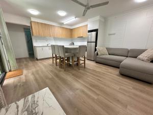 ein Wohnzimmer mit Tisch und Couch in der Unterkunft Balgal Beach Units in Rollingstone