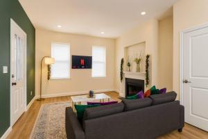 TV a/nebo společenská místnost v ubytování Soulard King 1BR w Washer & 370 Mbps Wi-Fi