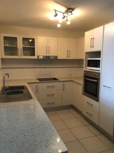 Kuchyň nebo kuchyňský kout v ubytování Resort Style Apartment on Gregory